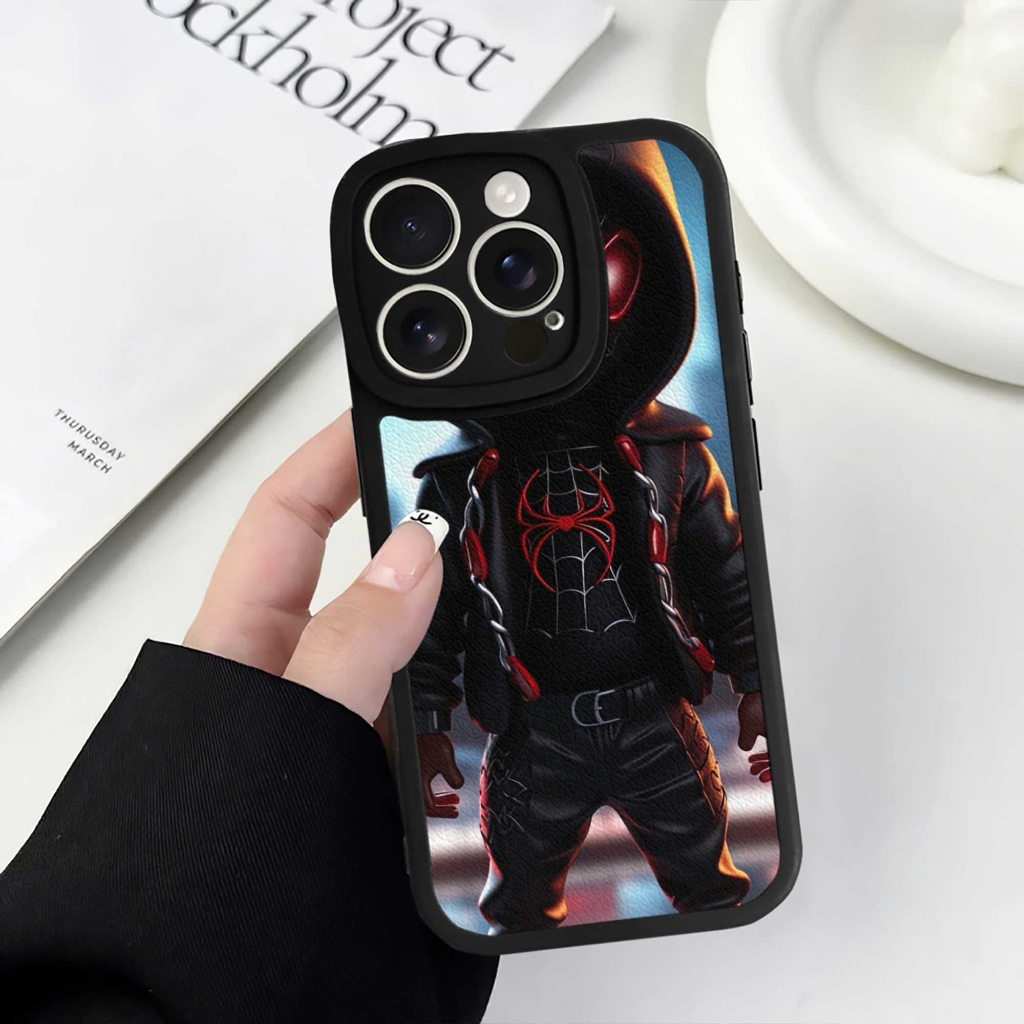 Spider Man スパイダーマン 【iPhone 16シリーズ対応】シリコンスマホケース（レザー調） 材質：シリコン